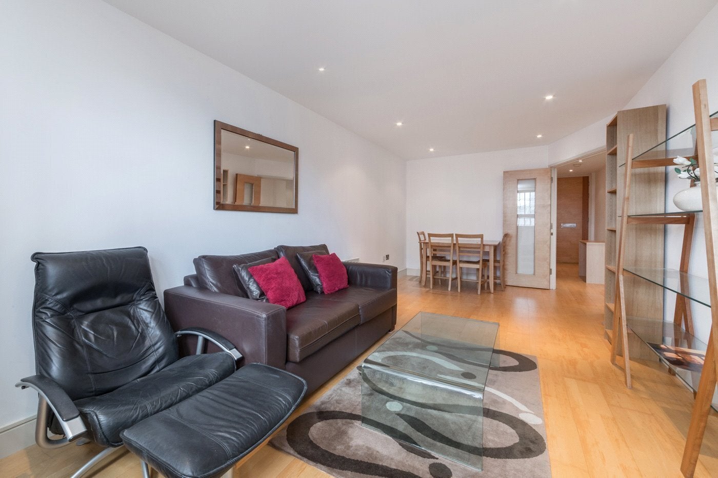 Flat Cayenne Court in Greater London