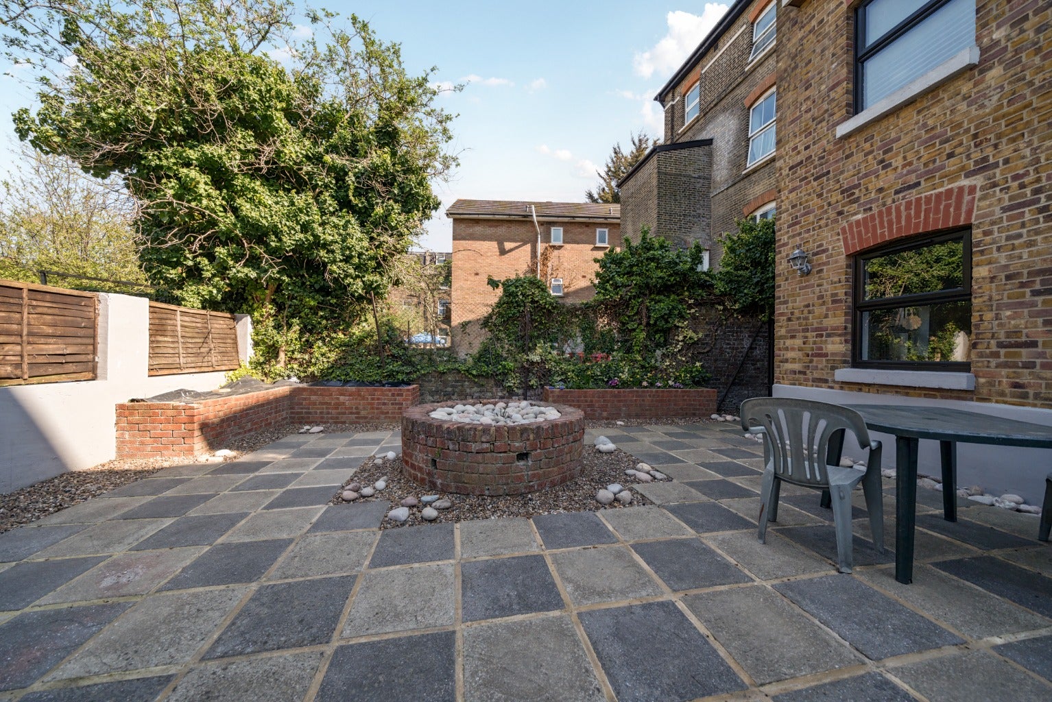 House Parkfield Road in Greater London