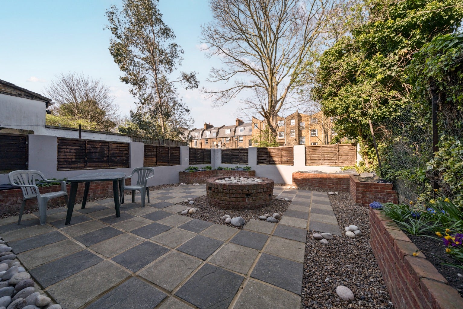 House Parkfield Road in Greater London