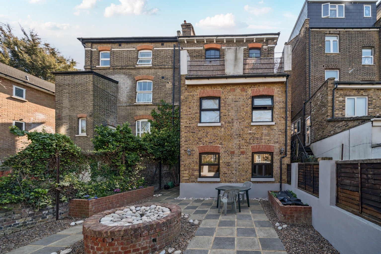 House Parkfield Road in Greater London