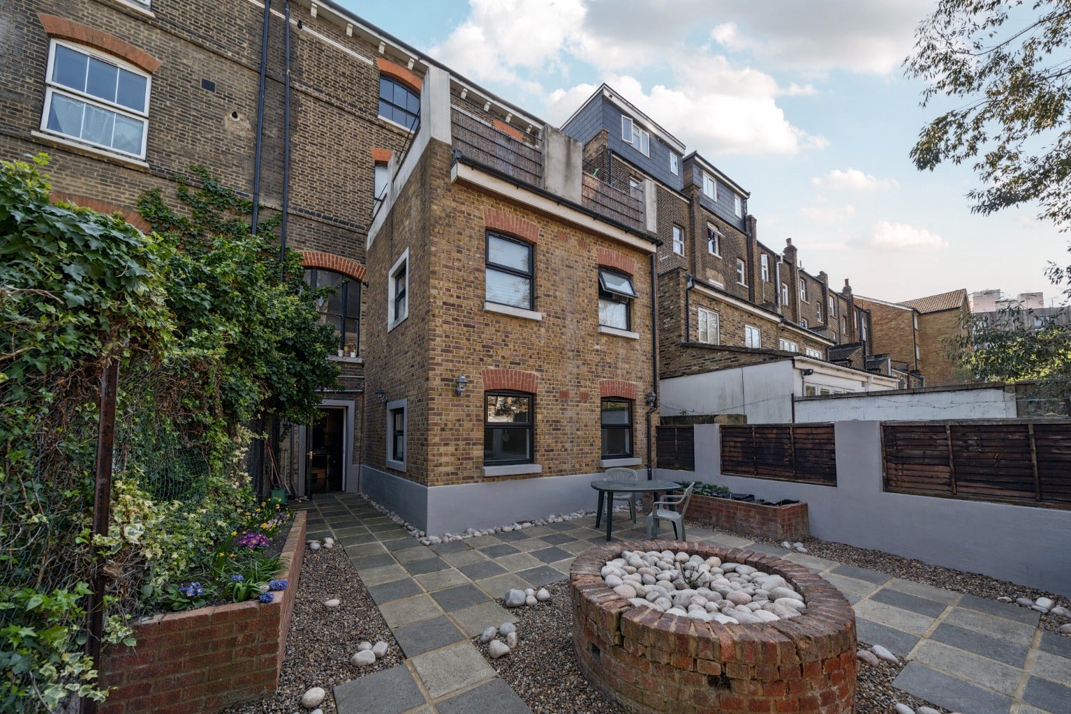 House Parkfield Road in Greater London