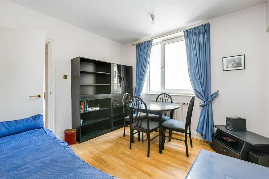 Flat Sloane Avenue in Greater London