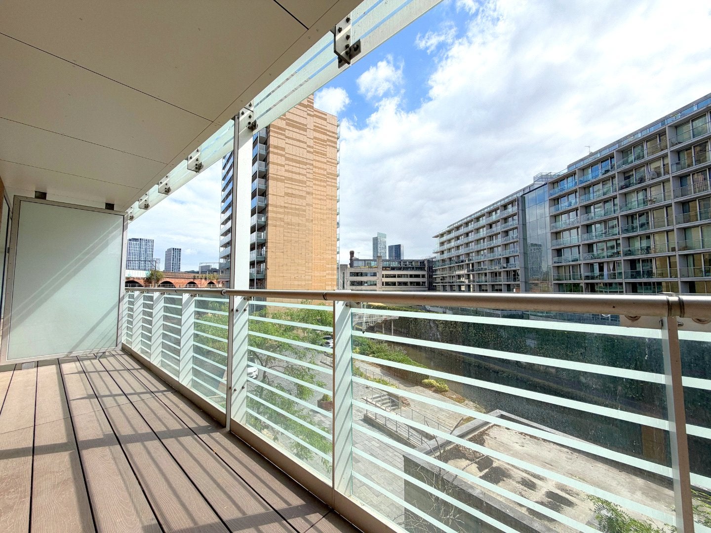 Flat Kelso Place in Manchester