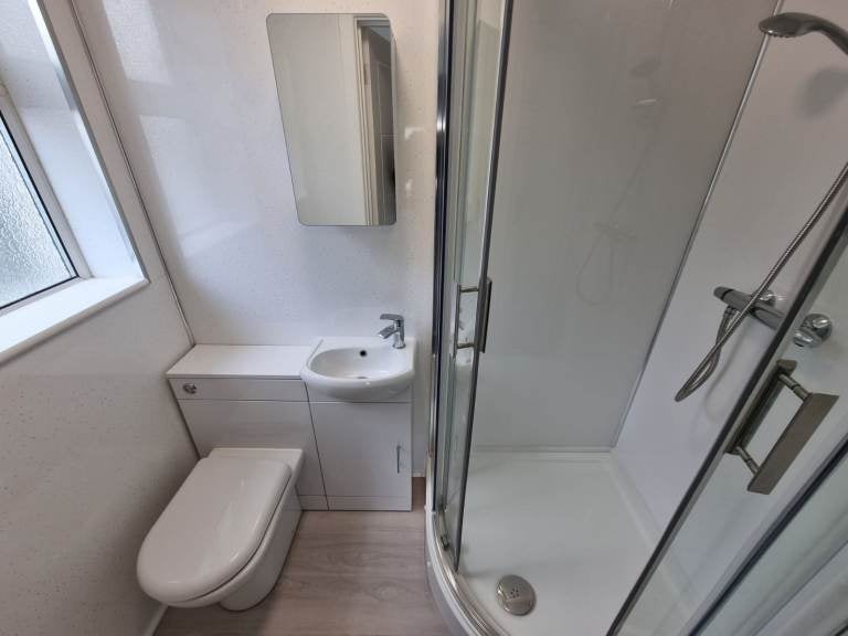 Room Ashburnham Road in Luton