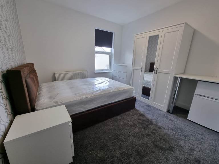 Room Ashburnham Road in Luton