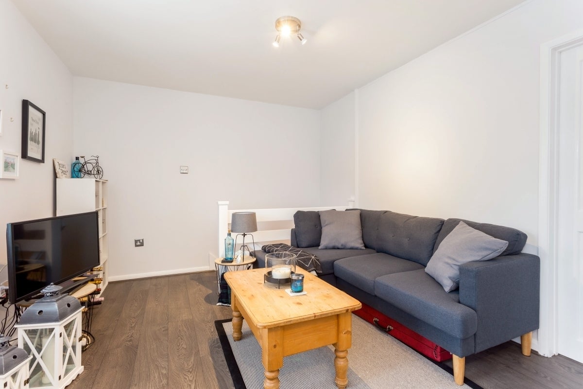 Flat Finnart Close in Elmbridge