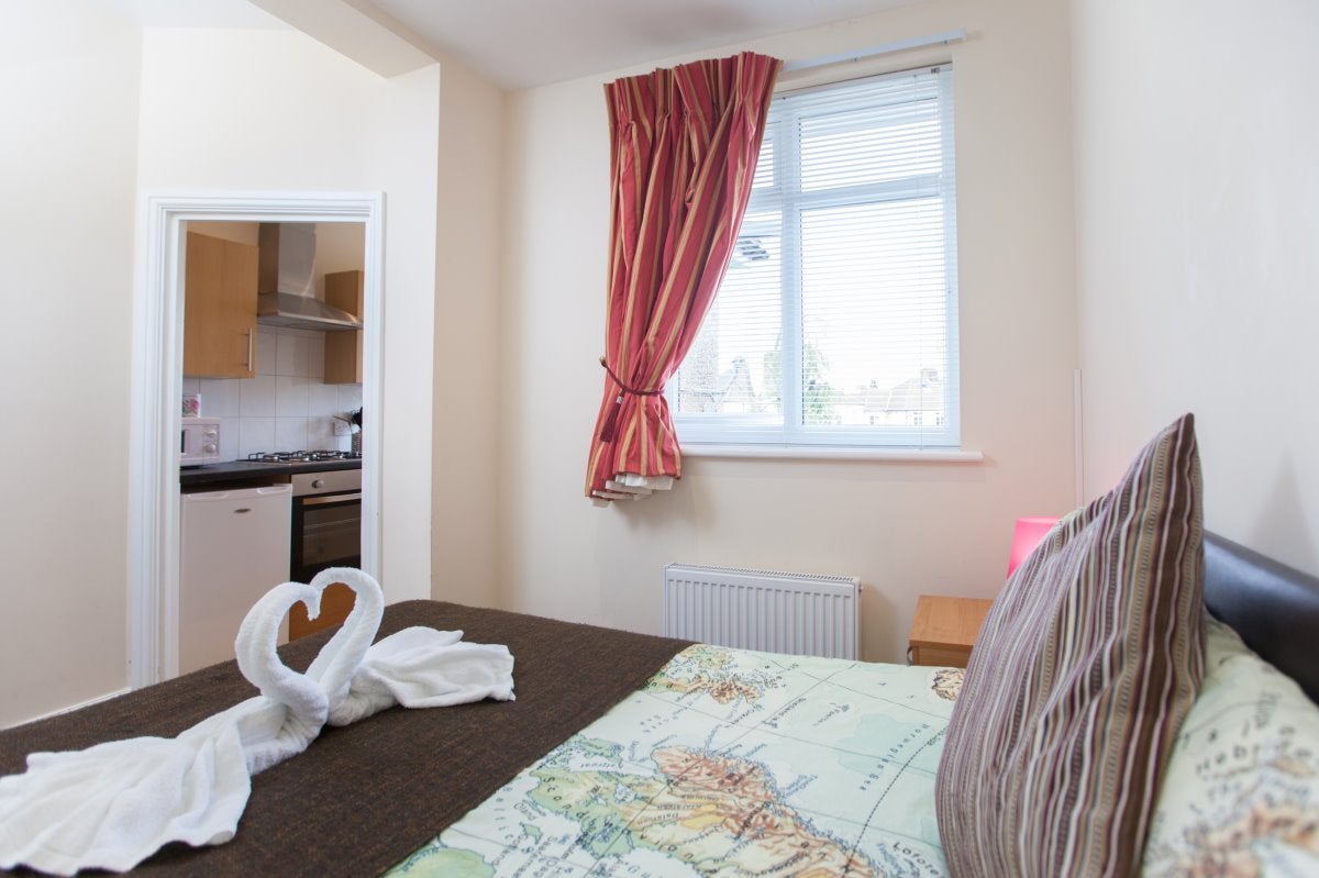 Flat Rusland Park Road in Greater London