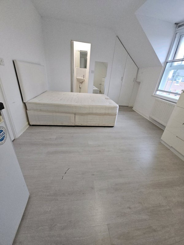 Room Twickenham Road in Greater London