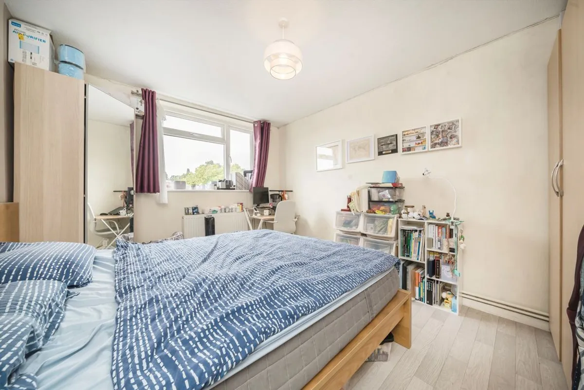 Flat Amherst Gardens in Greater London