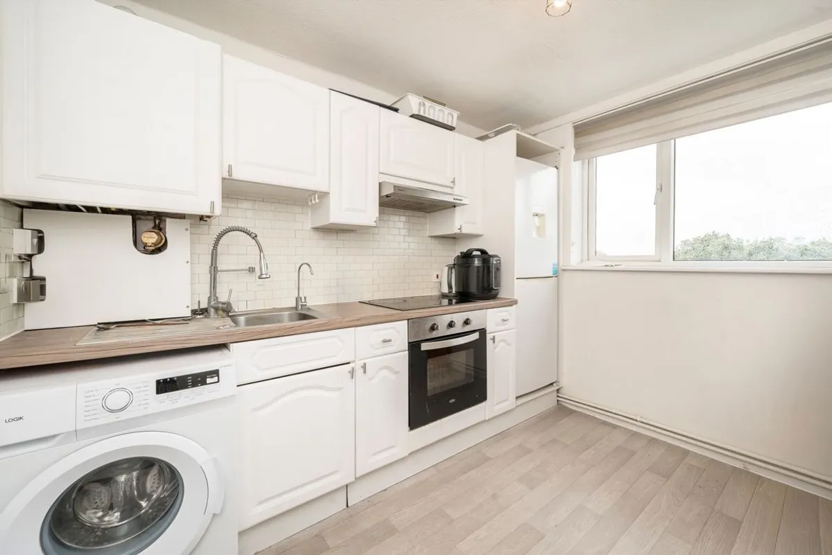 Flat Amherst Gardens in Greater London