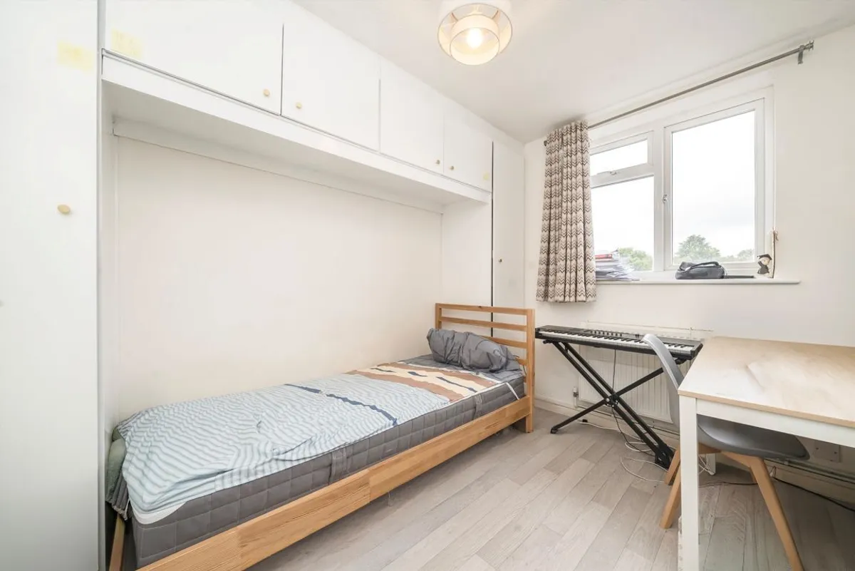 Flat Amherst Gardens in Greater London