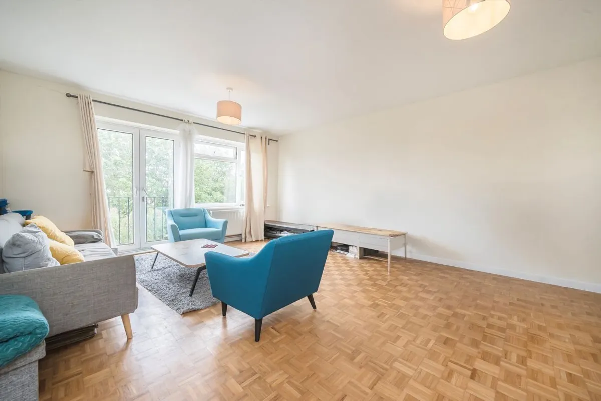 Flat Amherst Gardens in Greater London