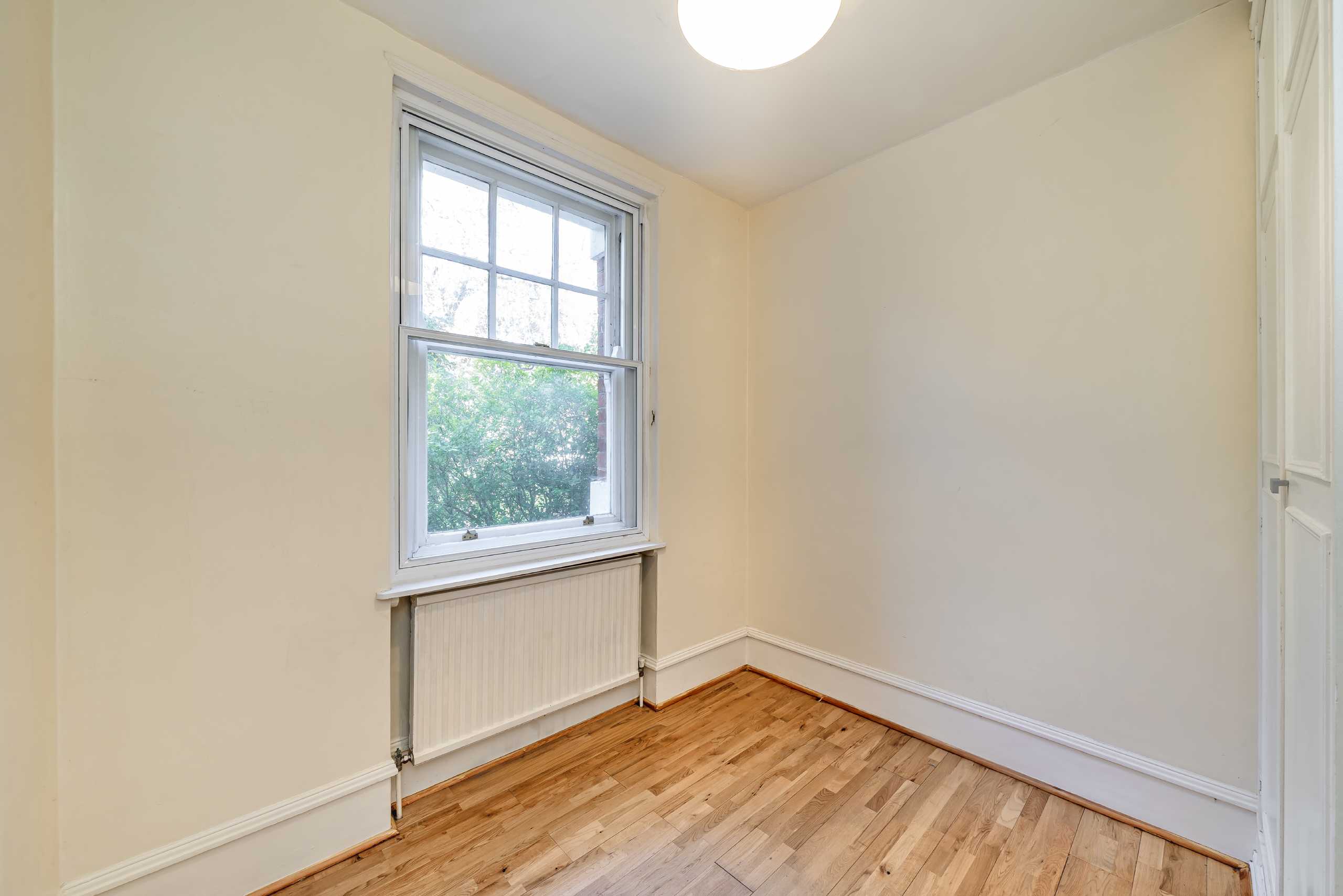 Flat Colehill Gardens in Greater London