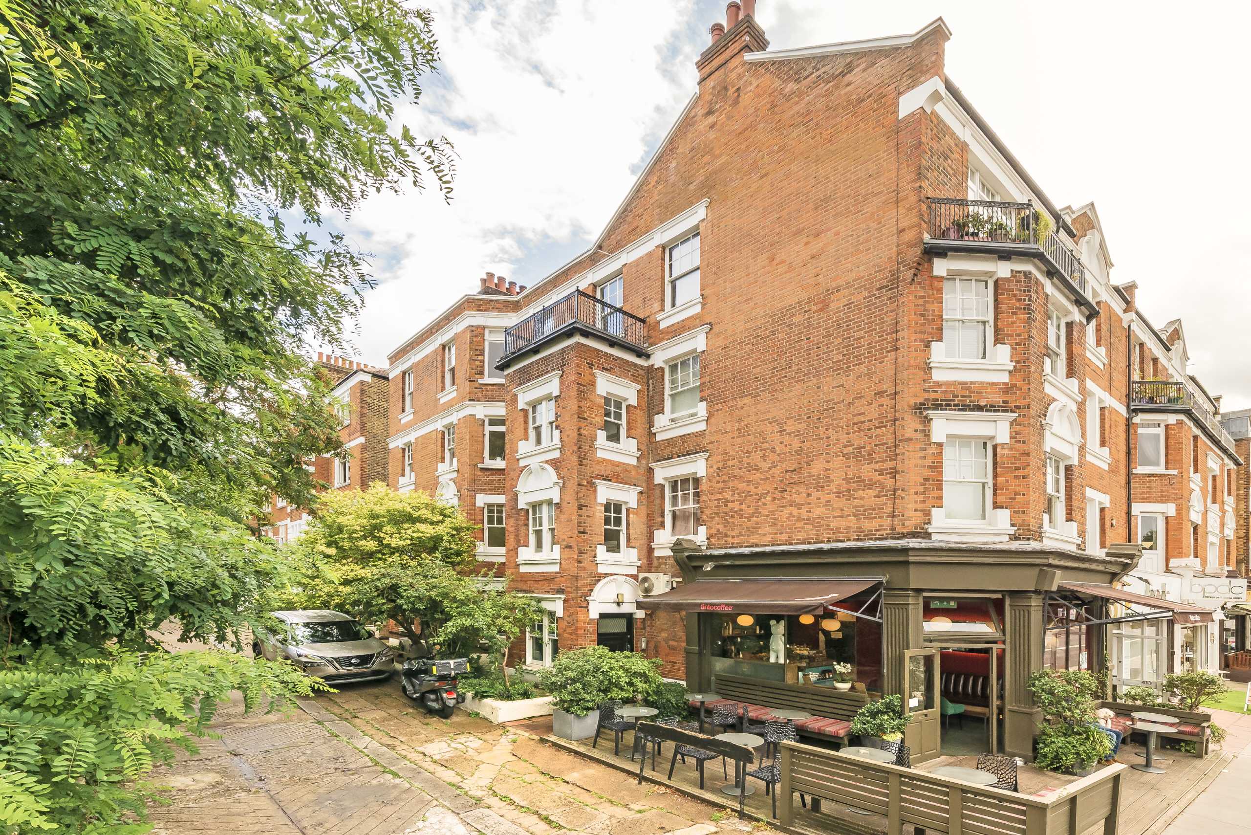 Flat Colehill Gardens in Greater London