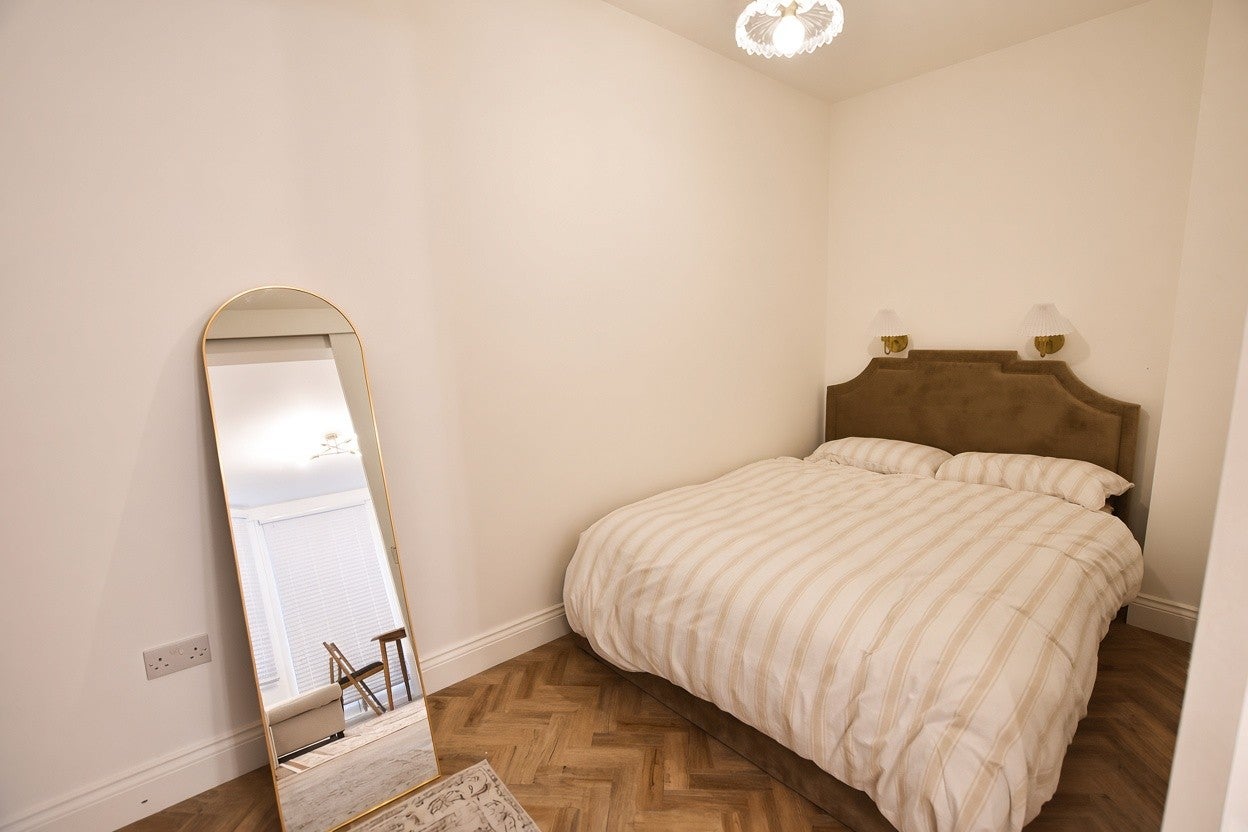 Flat Oxford Gardens in Greater London