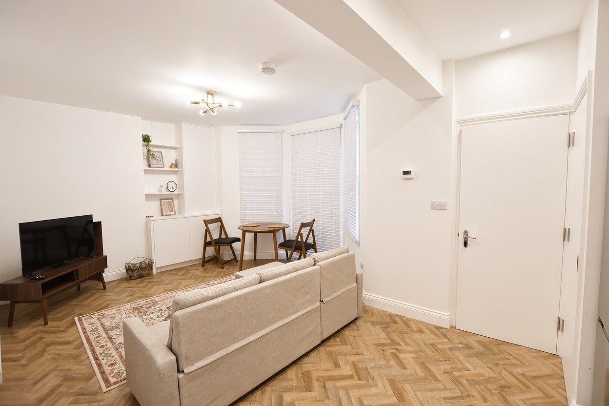 Flat Oxford Gardens in Greater London