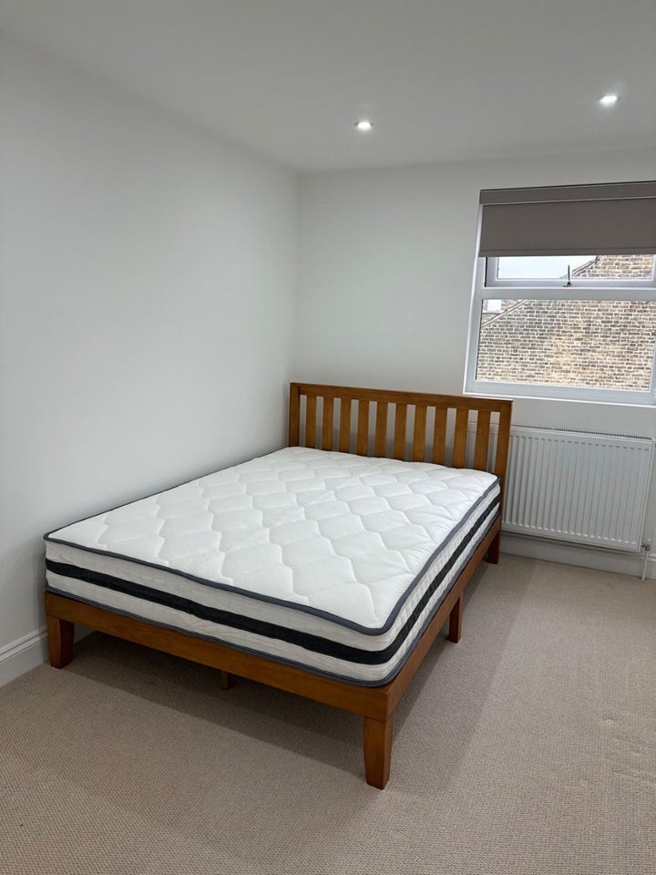 Room Central Park Road in Greater London