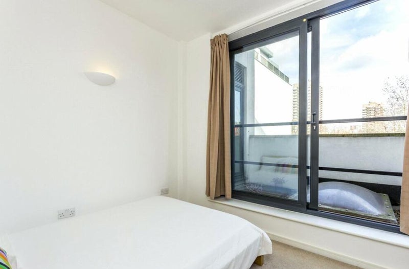 Room Dock Street in Greater London