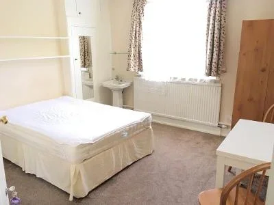 Room Boileau Road in Greater London