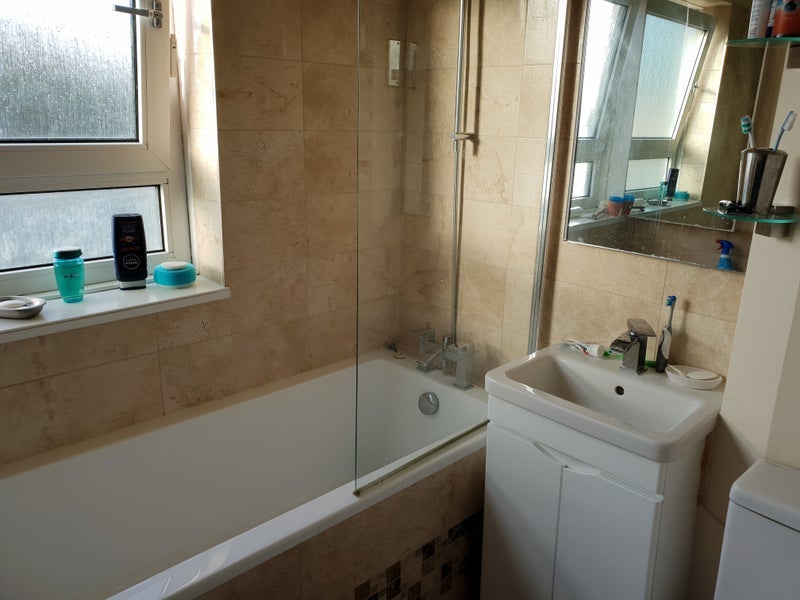 Room Pinelands Close in Greater London