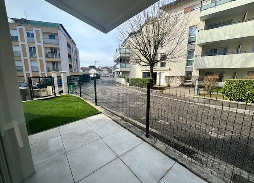 Flat Piste Cyclable Avenue du Docteur Berthier in Meximieux