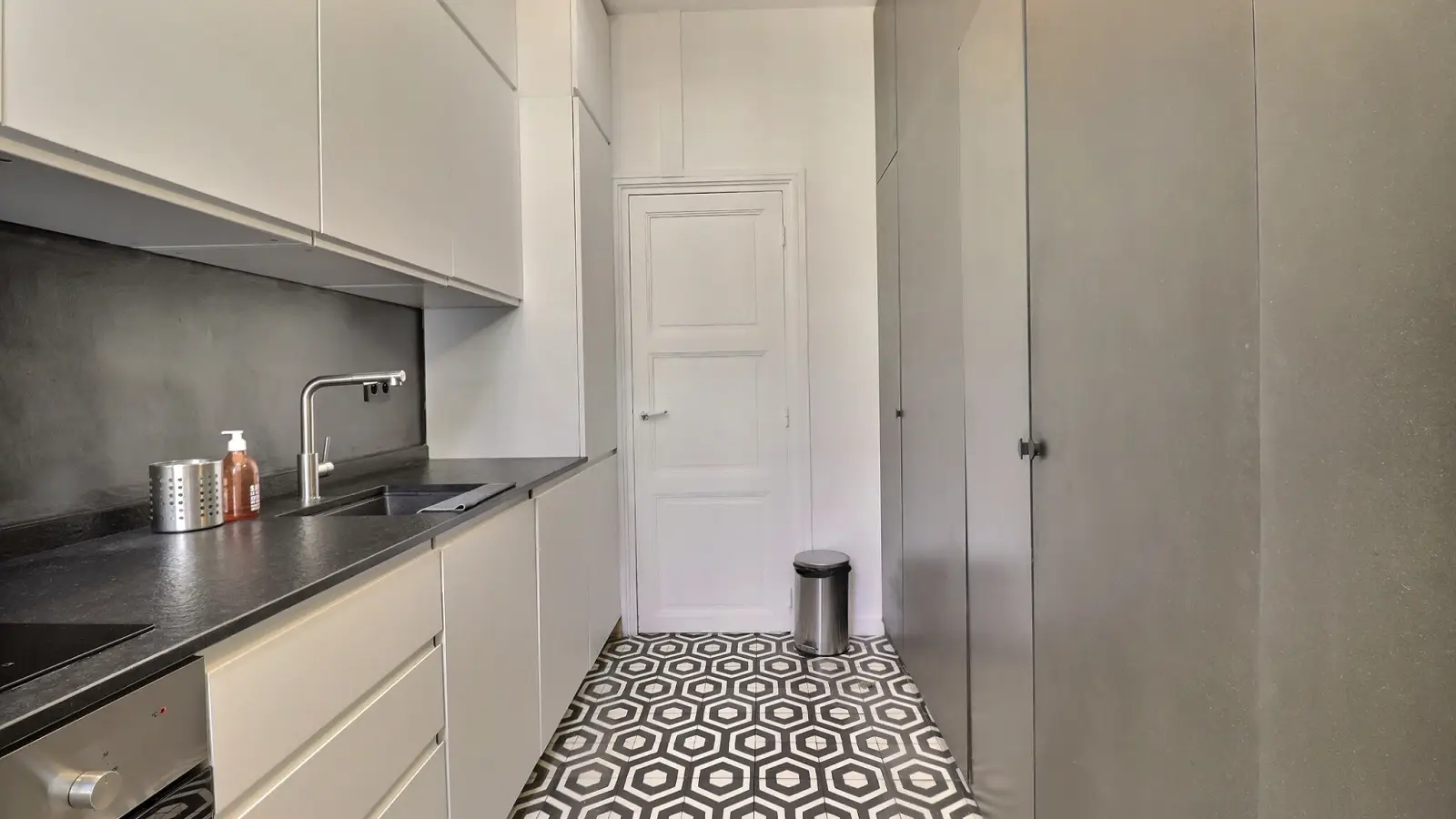 Flat Avenue du Maréchal Lyautey in Paris
