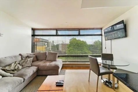 Flat Albert Embankment in Greater London