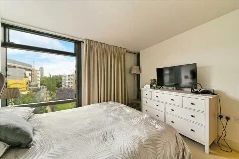 Flat Albert Embankment in Greater London