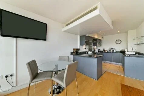 Flat Albert Embankment in Greater London