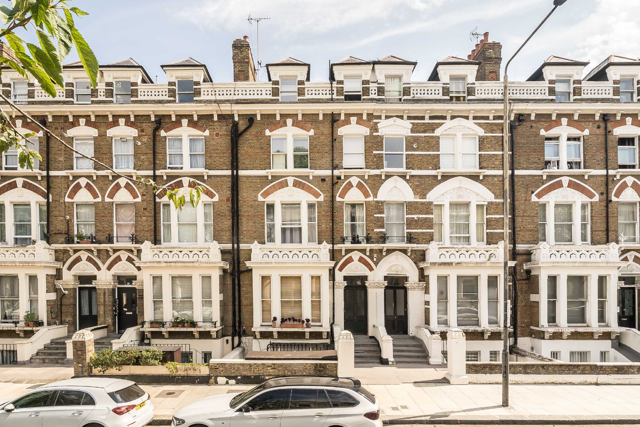Flat Holland Road in Greater London