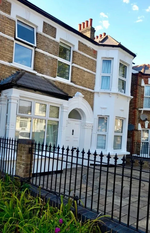 Room Barry Road in Greater London