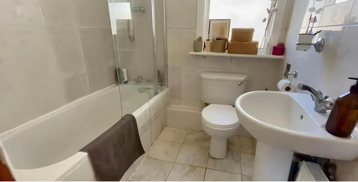 Room Barry Road in Greater London
