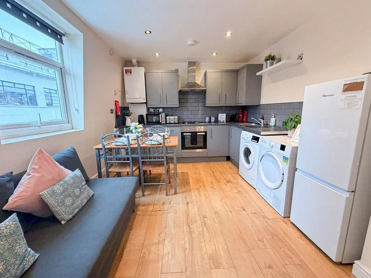 Flat Henriques Street in Greater London