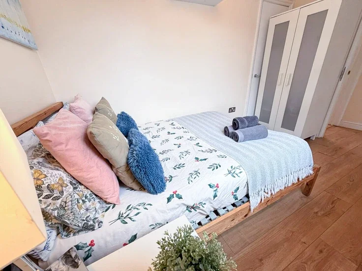 Flat Henriques Street in Greater London