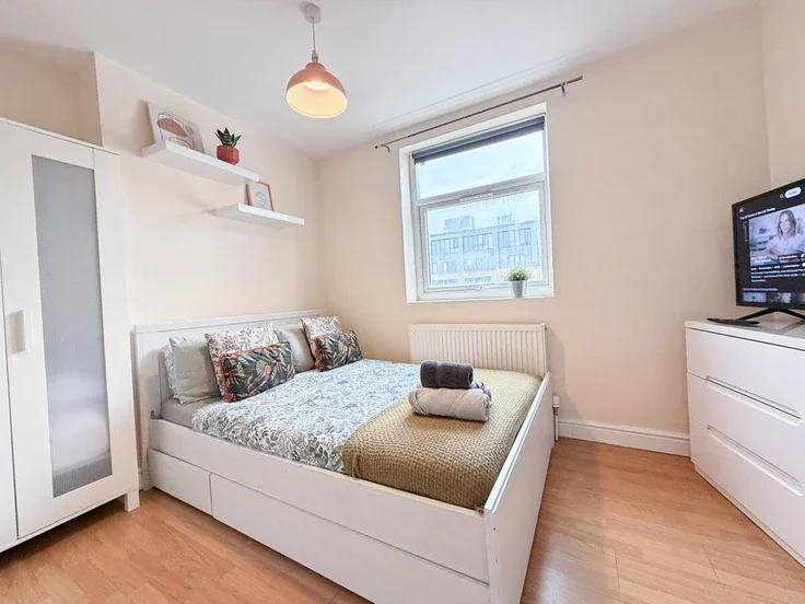 Flat Henriques Street in Greater London