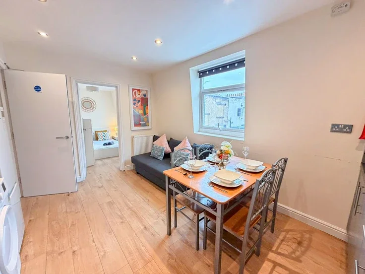 Flat Henriques Street in Greater London