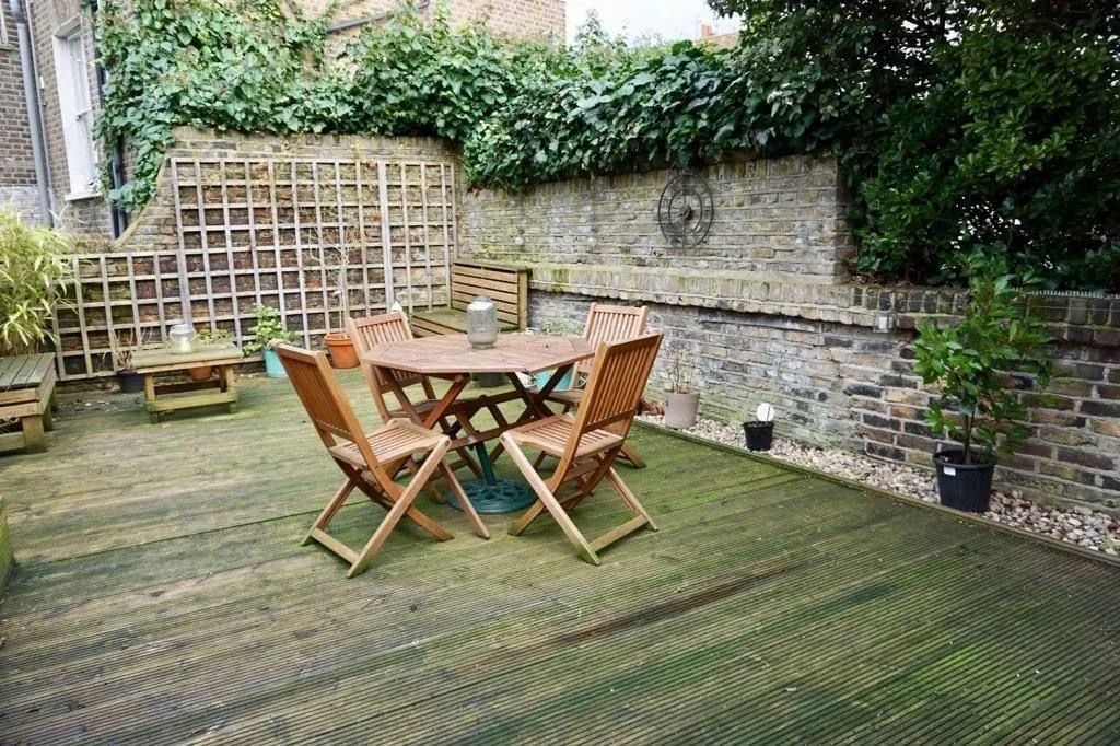 Flat Brooke Road in Greater London