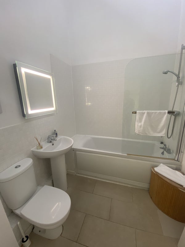 Room Broomhill Way in Poole