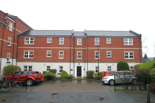 Flat Mansion Gate Square in Leeds