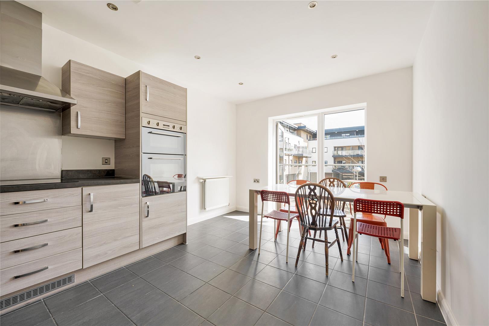 Flat Robinswood Gardens in Greater London