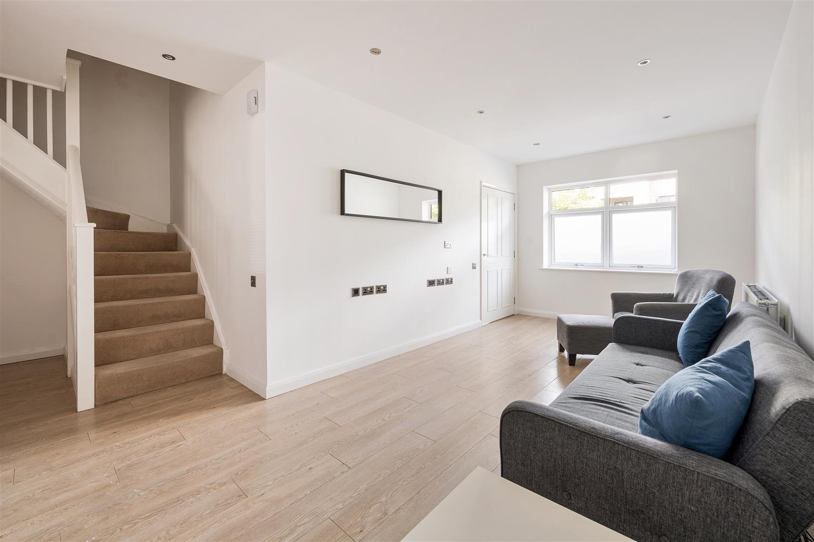 Flat Robinswood Gardens in Greater London