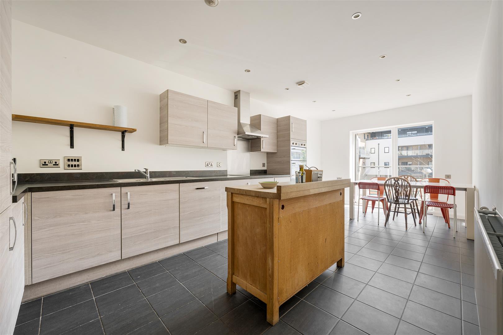 Flat Robinswood Gardens in Greater London