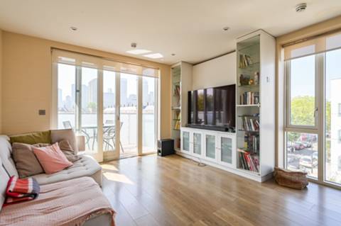 Flat Cordelia Street in London