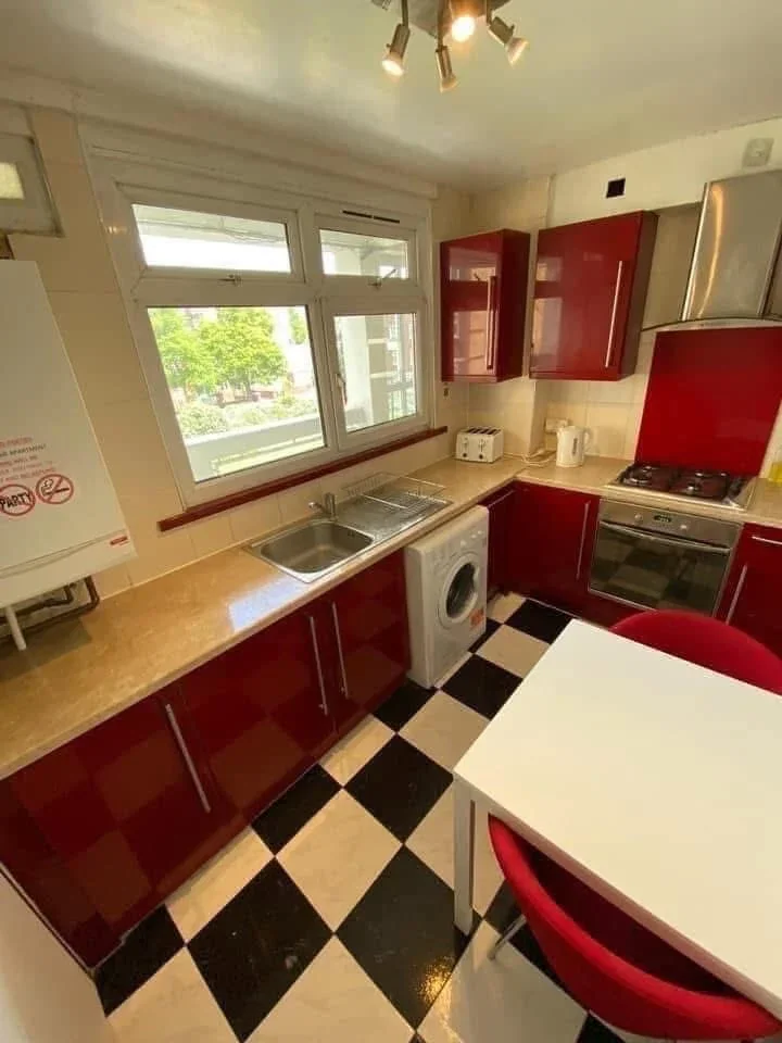 Room Ellsworth Street in Greater London