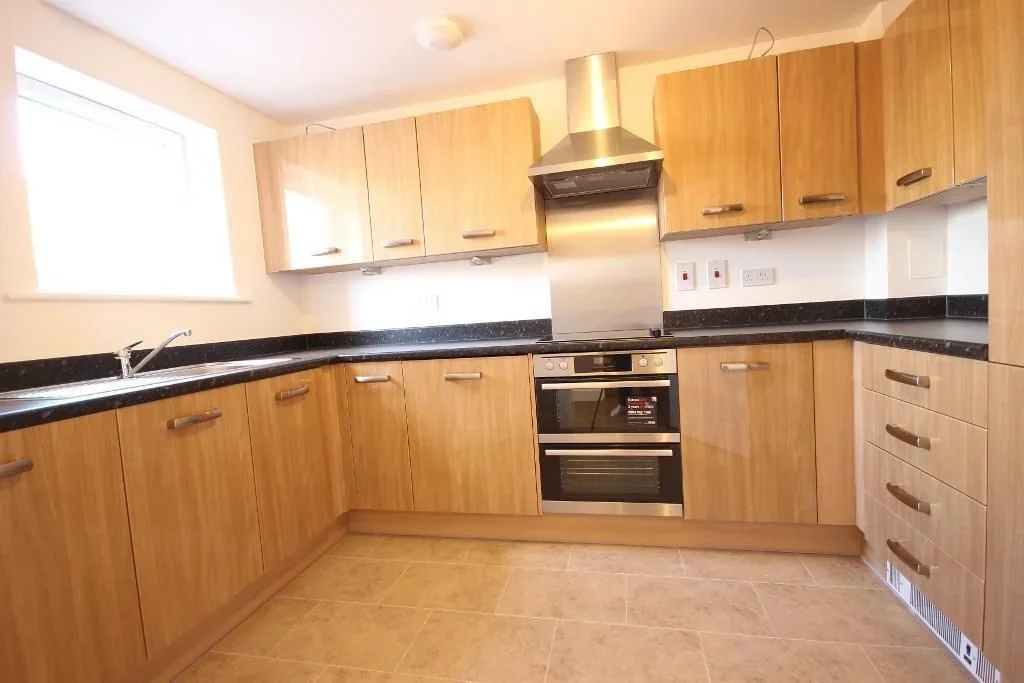Room Provost Way in Greater London