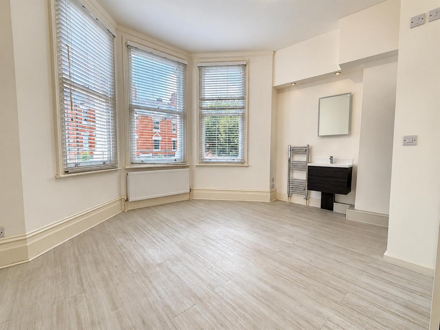 Flat Lyncroft Gardens in Greater London