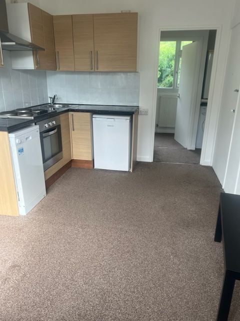 Flat Renters Avenue in Greater London