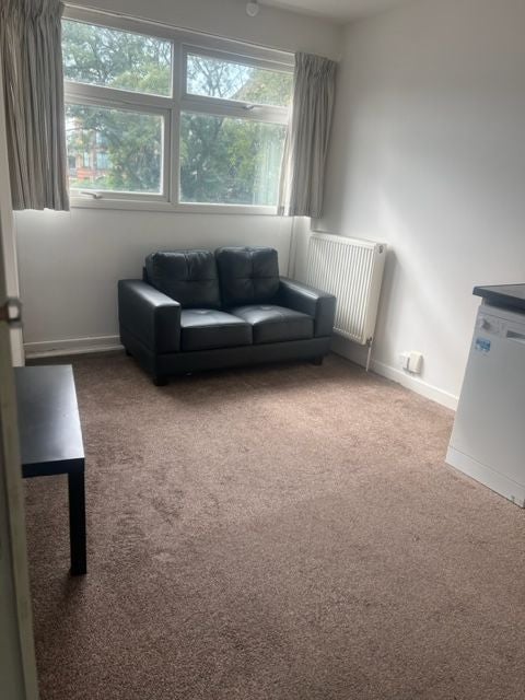 Flat Renters Avenue in Greater London