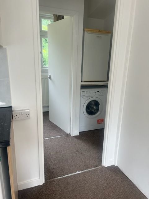 Flat Renters Avenue in Greater London