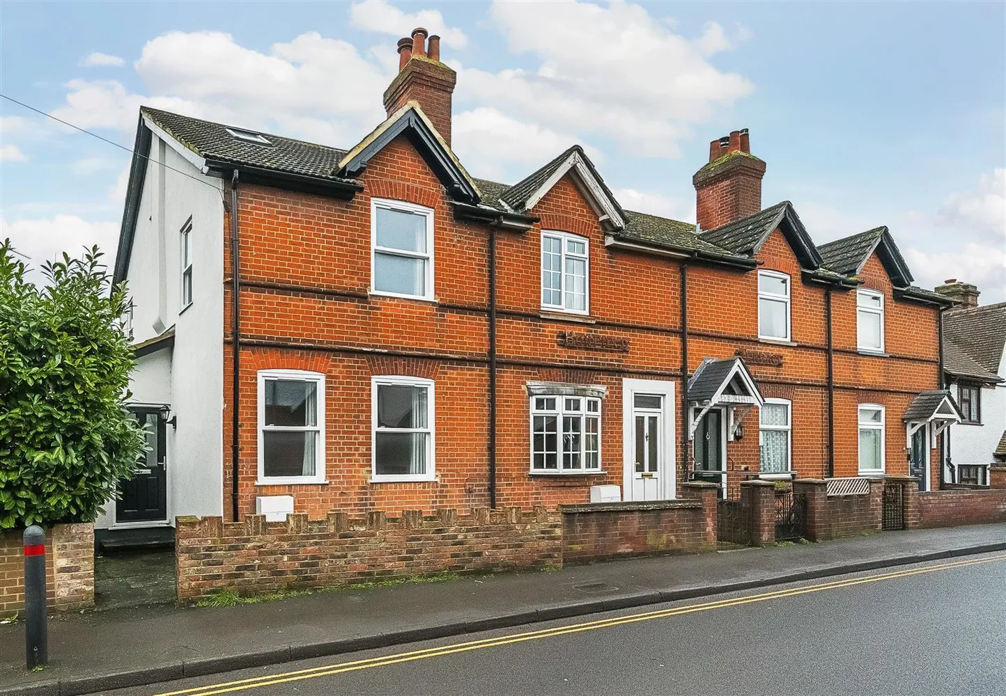 House Newark Lane in Guildford